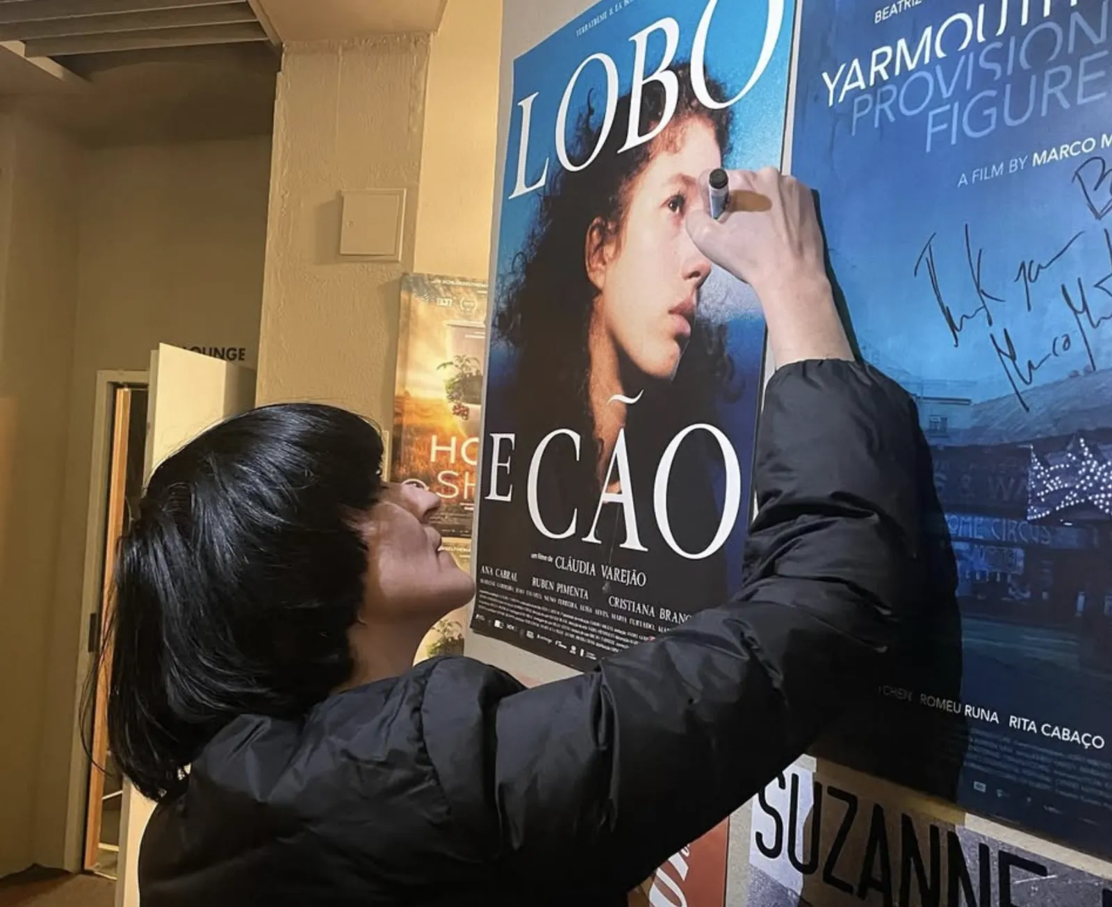 Cláudia Varejão signs the poster for Wolf and Dog (Lobo e Cão)