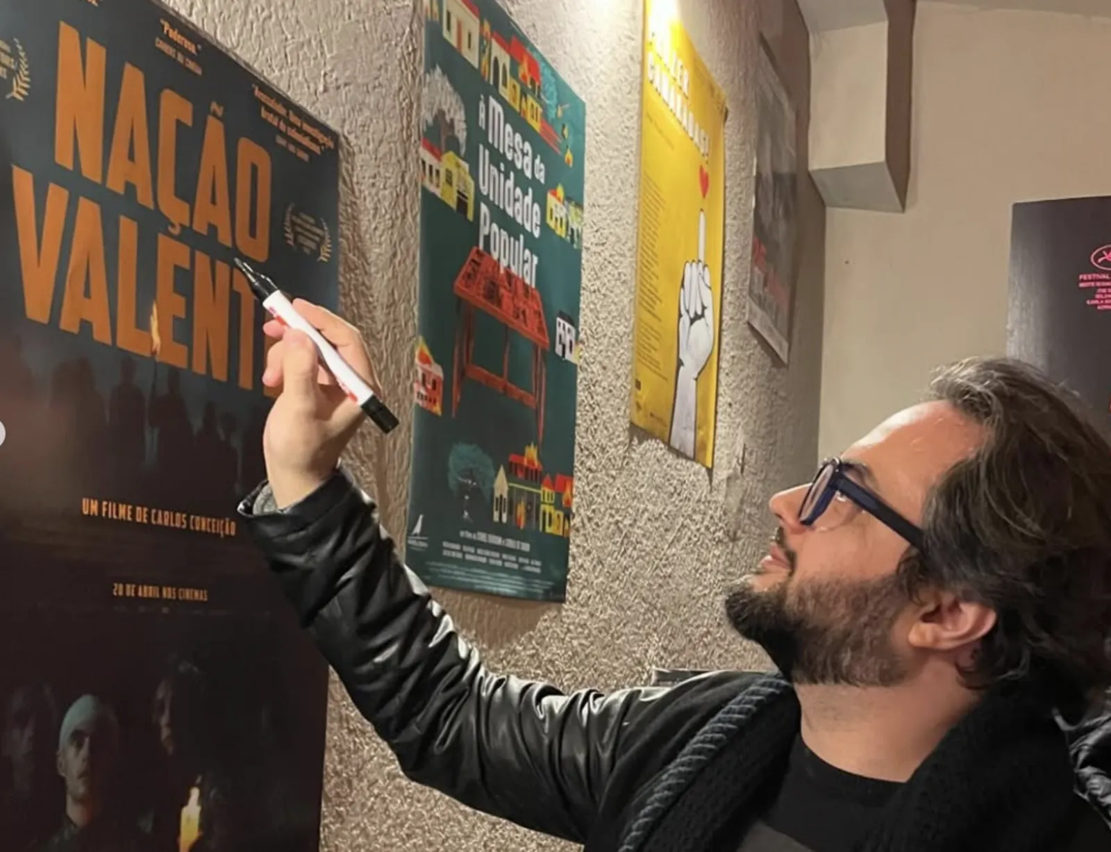 Signing the poster for Carlos Conceição's Nação Valente